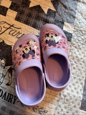 Minnie Mouse slip on shoes